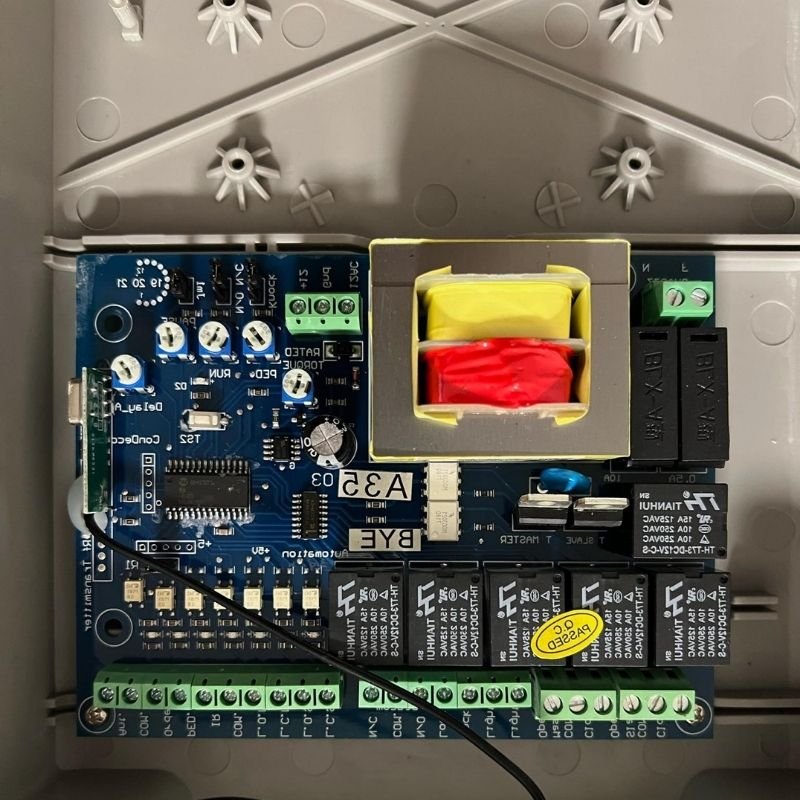 Reemplazo de placa controladora en portón batiente doble hoja. Sustitución de placa quemada por alta tensión con una nueva marca LC para restaurar el funcionamiento. Trabajo realizado por HERREELEC.